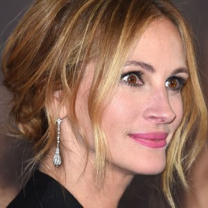 Il beauty look del momento: lo chignon spettinato