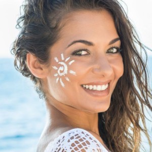 Sole, Crema e Riflessioni: Quando la protezione solare diventa un'arte